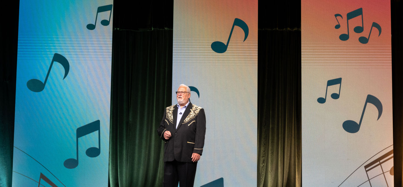 Image: Roger Block, president of Travel Leaders Network, welcomes attendees to the EDGE opening general session.  (Photo Credit: Travel Leaders Network)