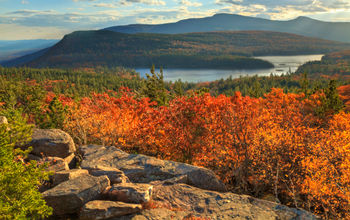 Afternoon sun on sunset rock in the Autumn, overlooking North-South Lake in the Catskills Mountains of New York. (HDR).&#39; (lightphoto / iStock / Getty Images Plus)
